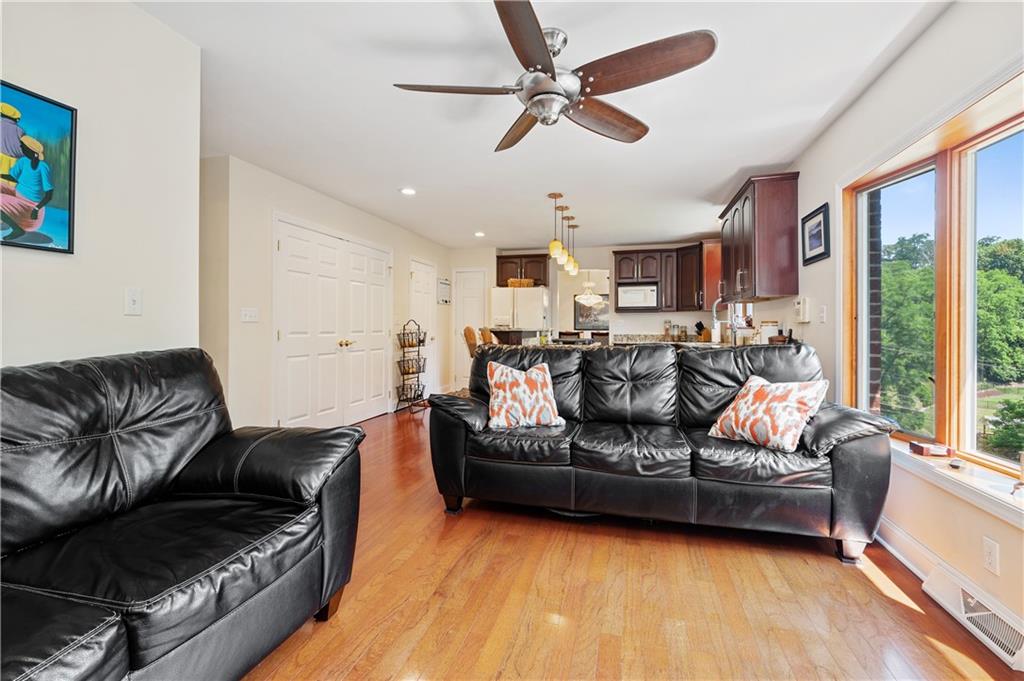 1919 Elmdale Road Pittsburgh, PA 15220 - Photo 8 of 25 Gallery Image 8