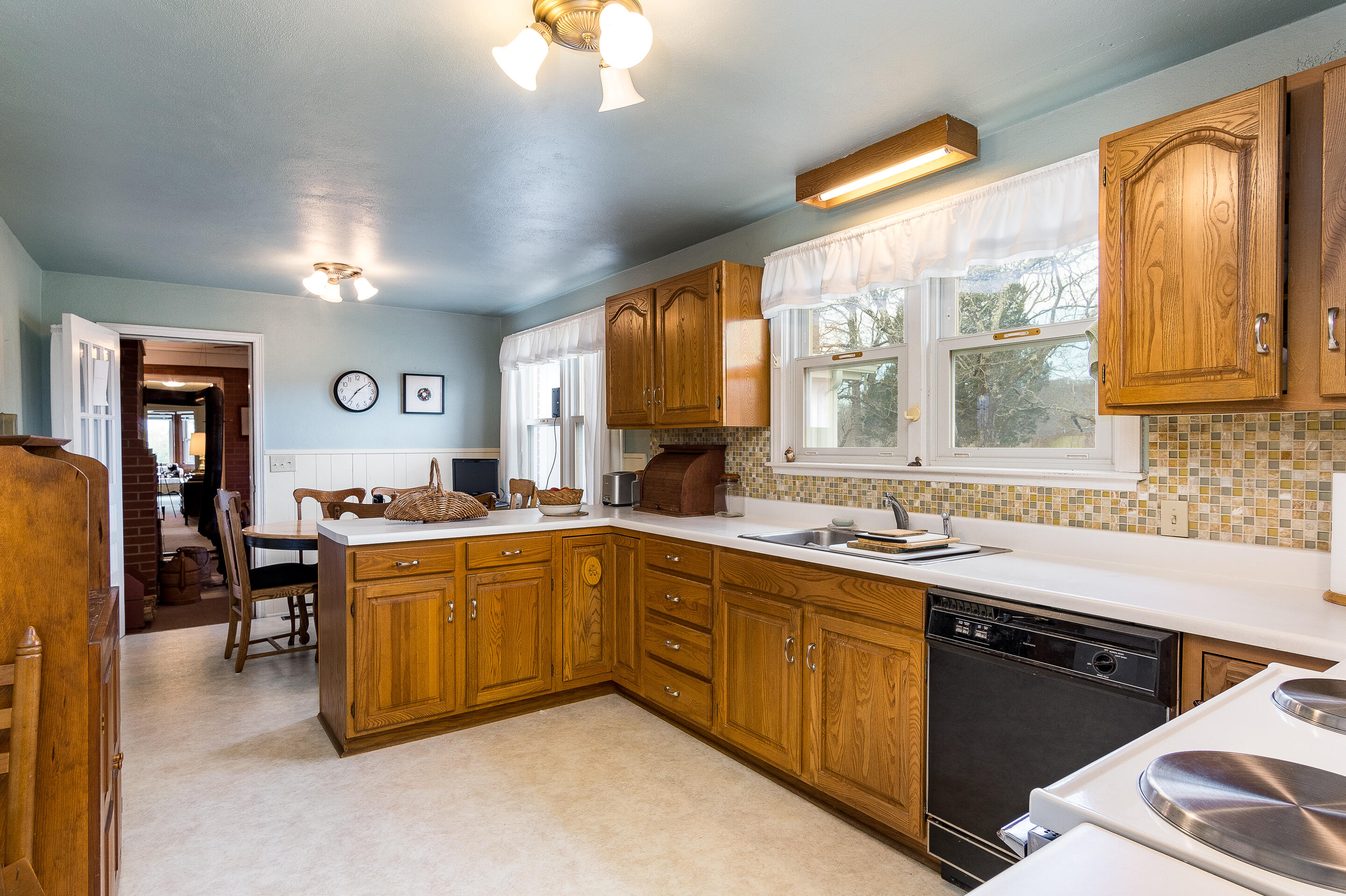 335 Green Road Bristol, TN 37620 - Photo 42 of 45 interior-14