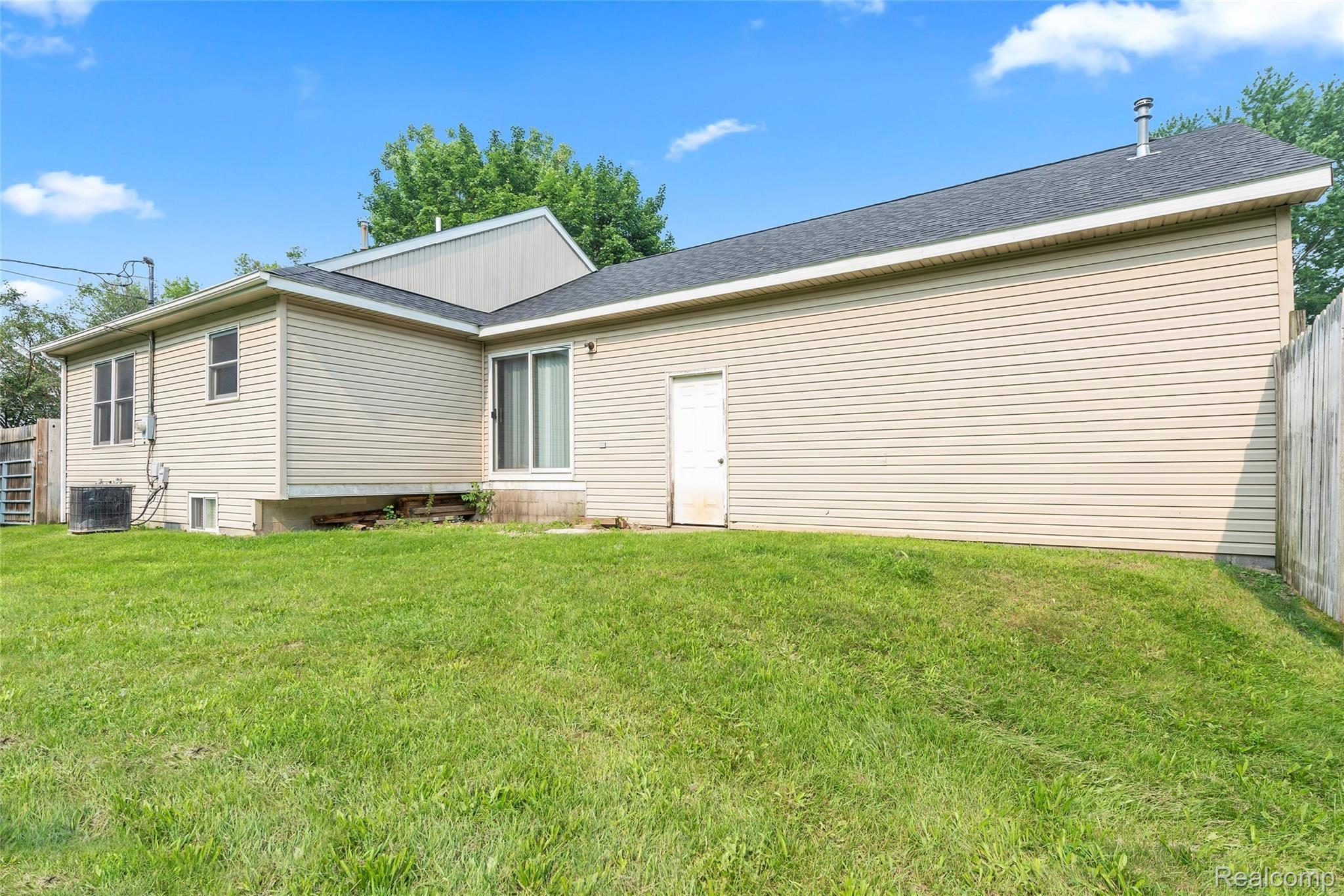 2976 Melvin Avenue Rochester, MI 48307 - Photo 26 of 32 27 - Exterior Rear 2.jpg