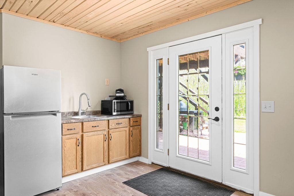 5380 West Arrowhead Road Hermantown, MN 55811 - Photo 30 of 40 Wet bar in the rec room - walkout door.
