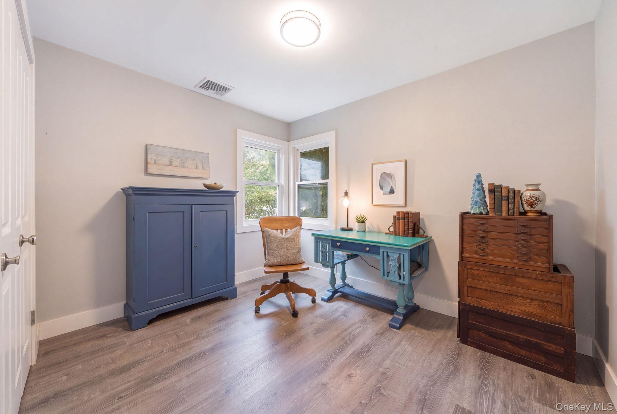 38 Middle Neck Road Port Washington, NY 11050 - Photo 6 of 25 Gallery Image 6