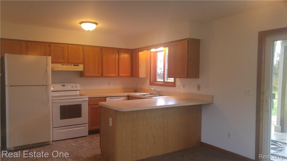 3930 West Maple Road Wixom, MI 48393 - Photo 16 of 23 Lower Kitchen