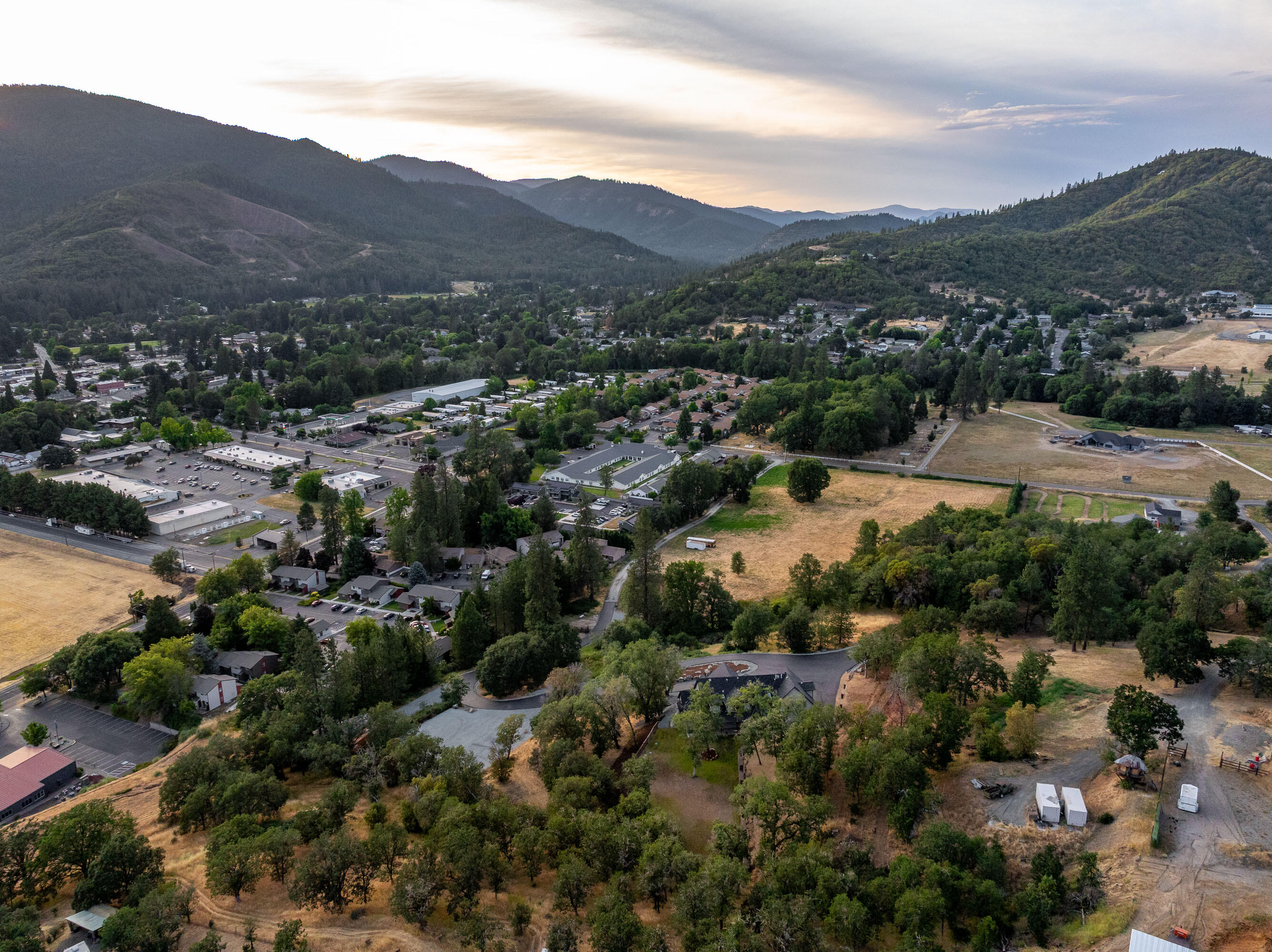 182 Wards Creek Road Rogue River, OR 97537 - Photo 78 of 80 a view of a city with mountains in the background