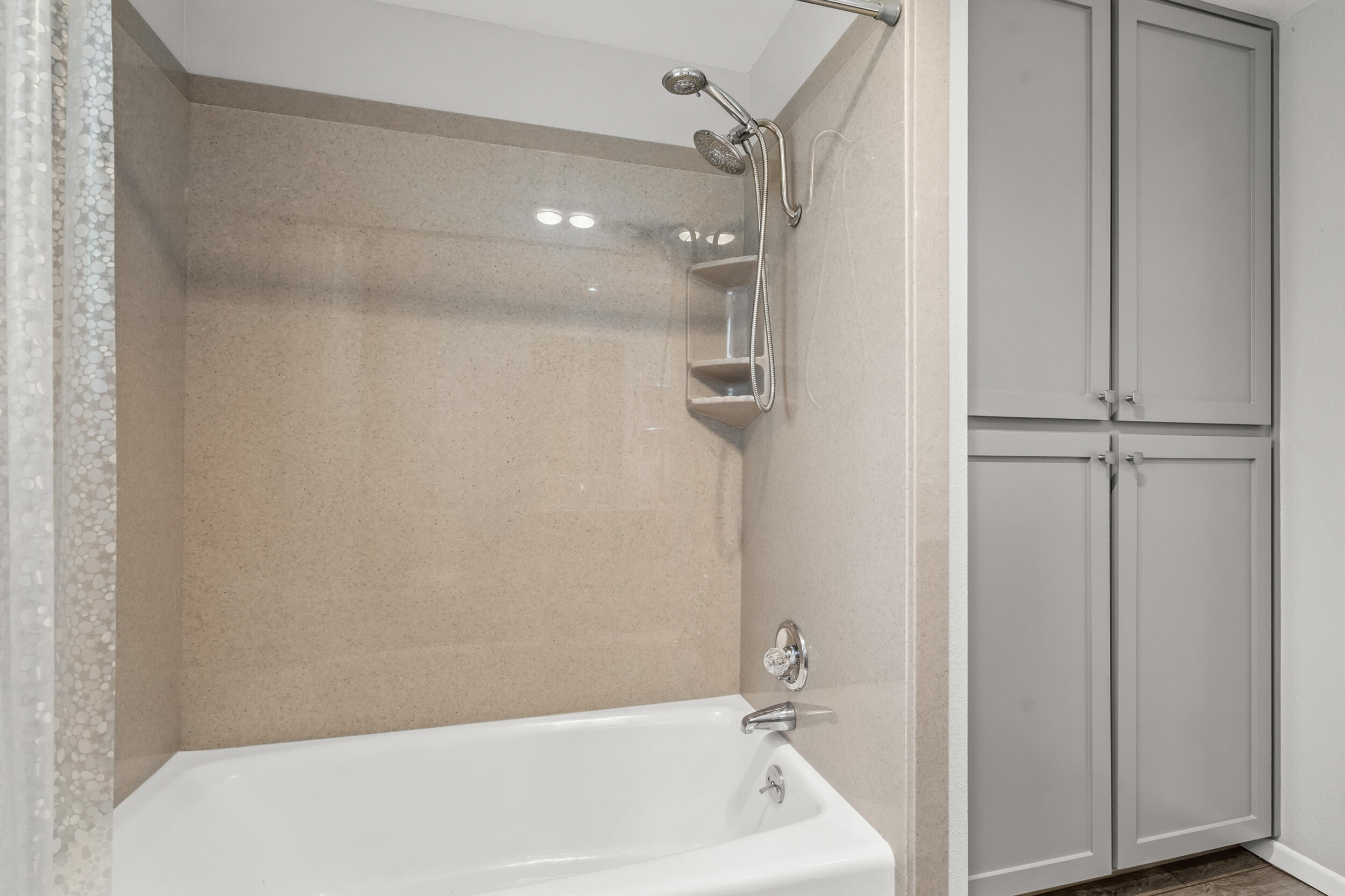723 Pierce Road Medford, OR 97504 - Photo 18 of 38 corian surround