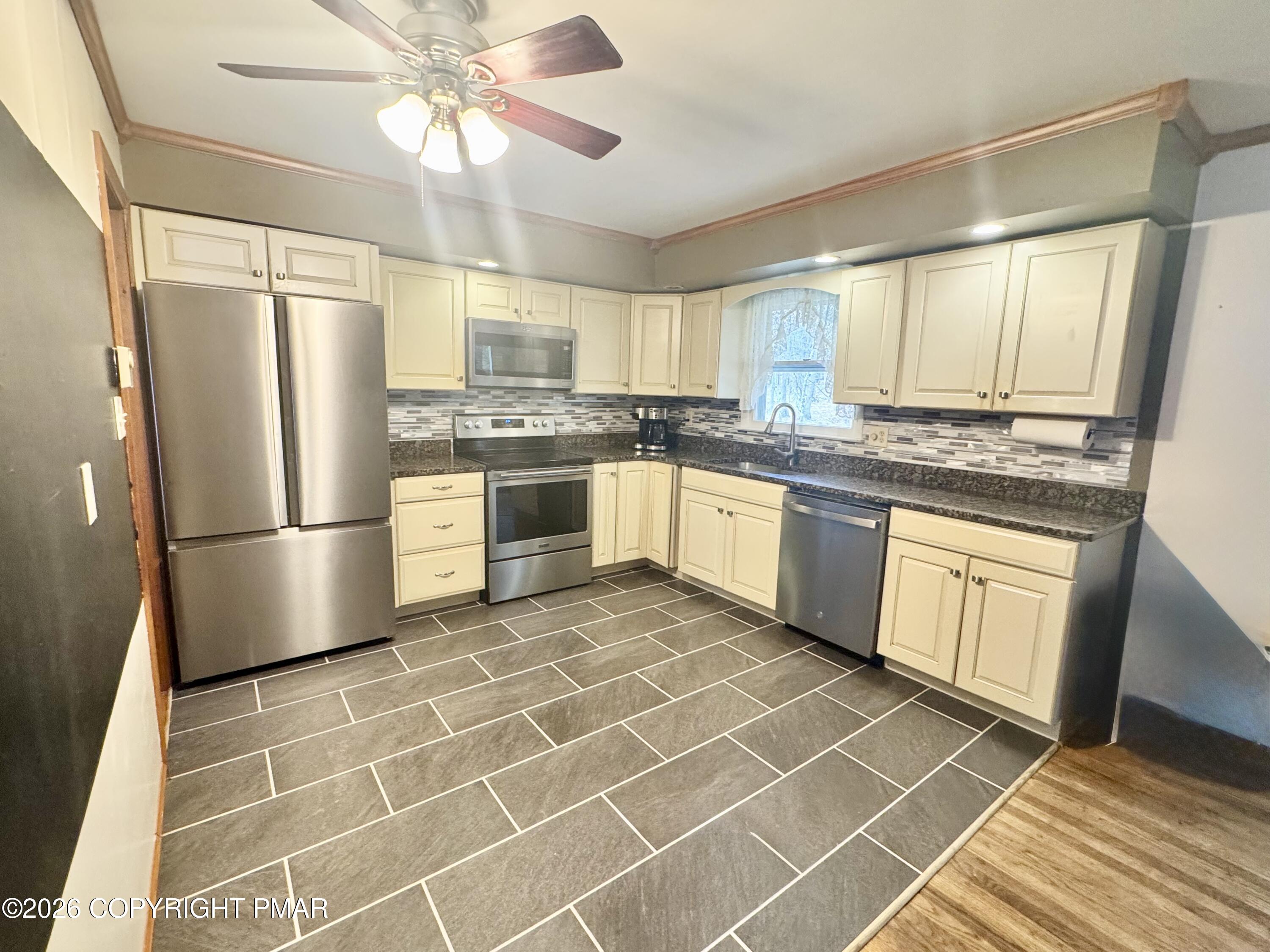 44 Indian Trail Road Jim Thorpe, PA 18229 - Photo 3 of 39 Kitchen