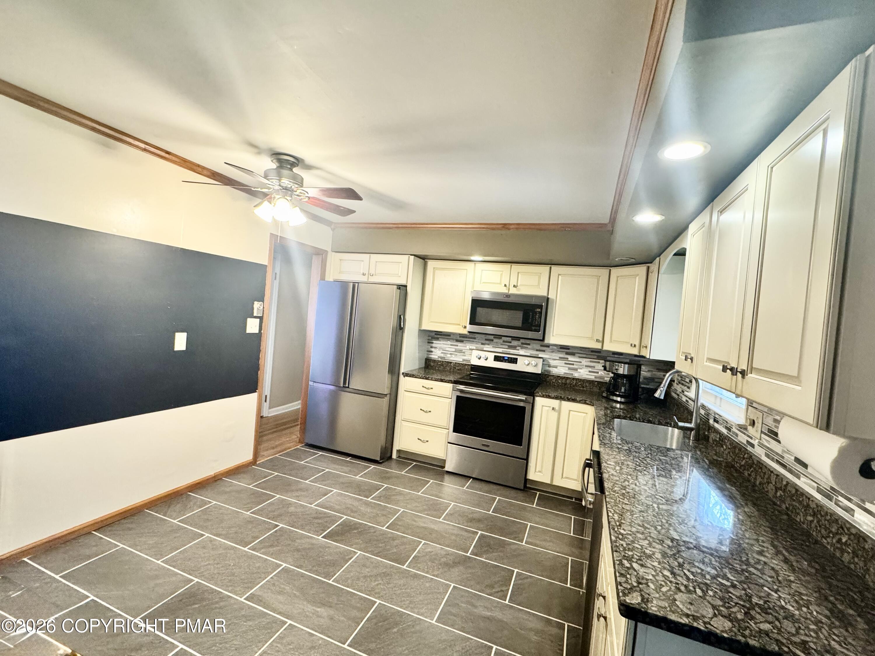 44 Indian Trail Road Jim Thorpe, PA 18229 - Photo 5 of 39 kitchen