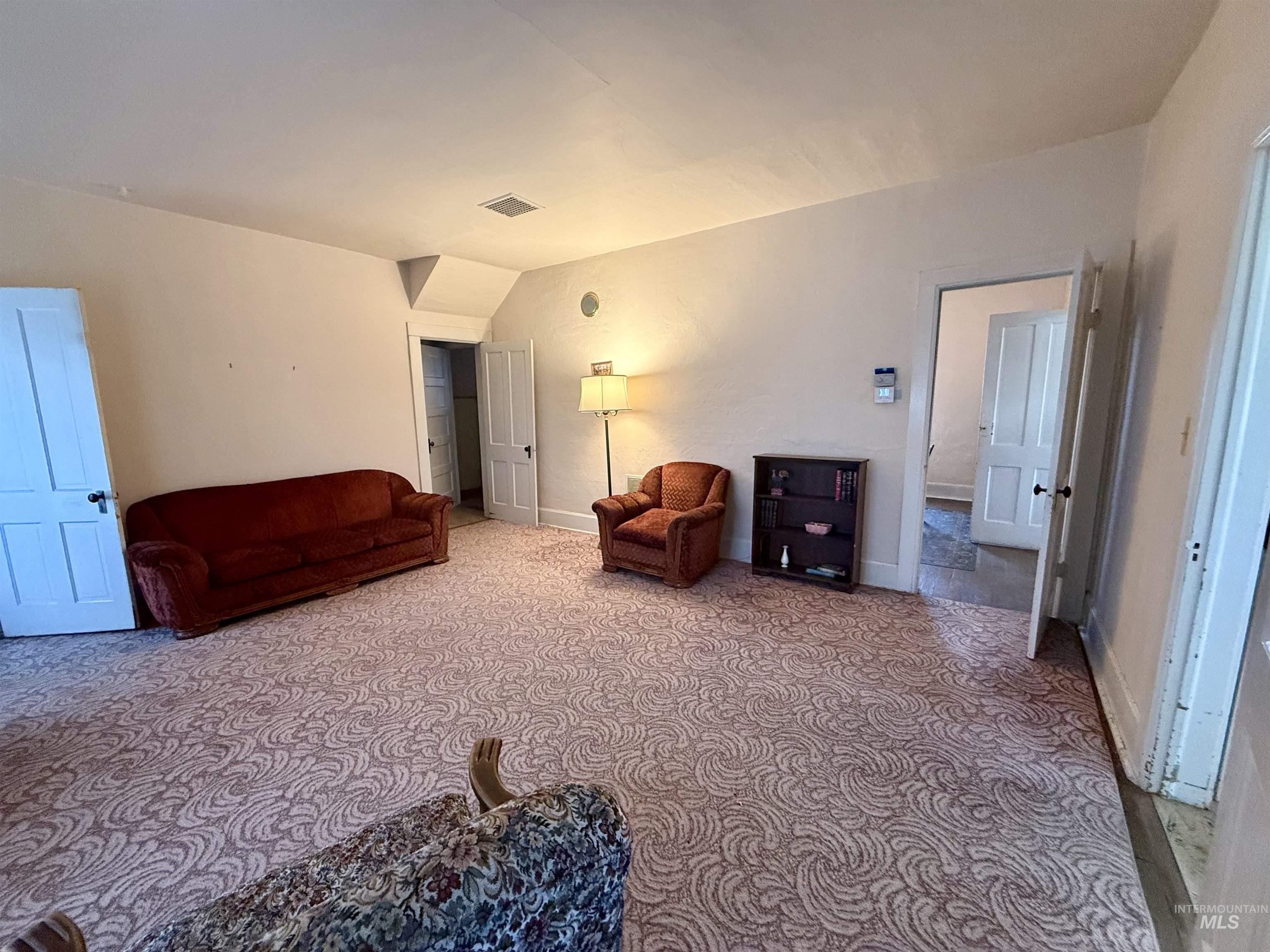 1368 Chestnut Street Clarkston, WA 99403 - Photo 12 of 25 Living room featuring vaulted ceiling and carpet