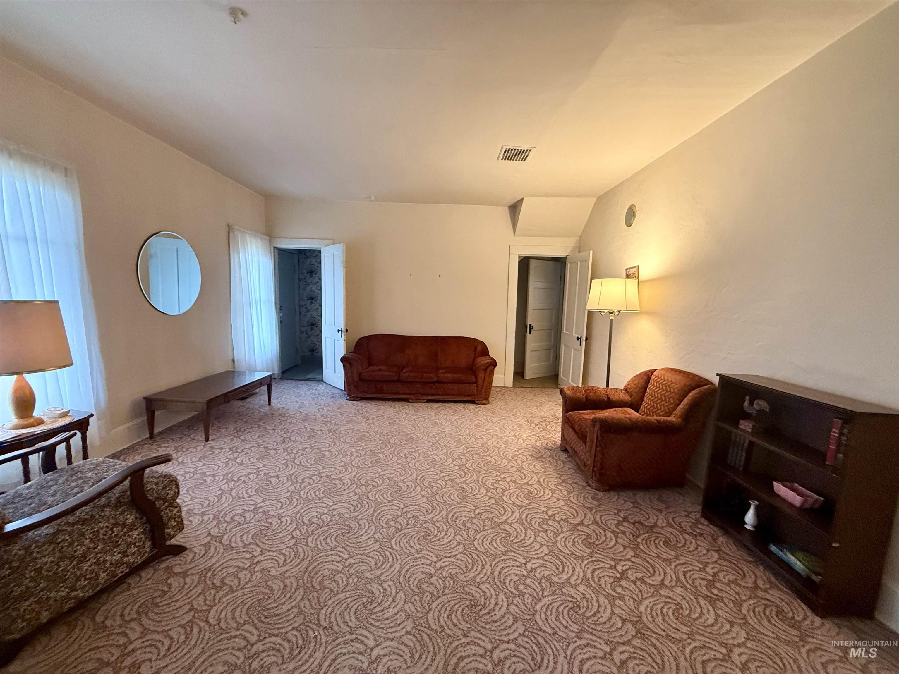 1368 Chestnut Street Clarkston, WA 99403 - Photo 13 of 25 Living area featuring carpet and vaulted ceiling