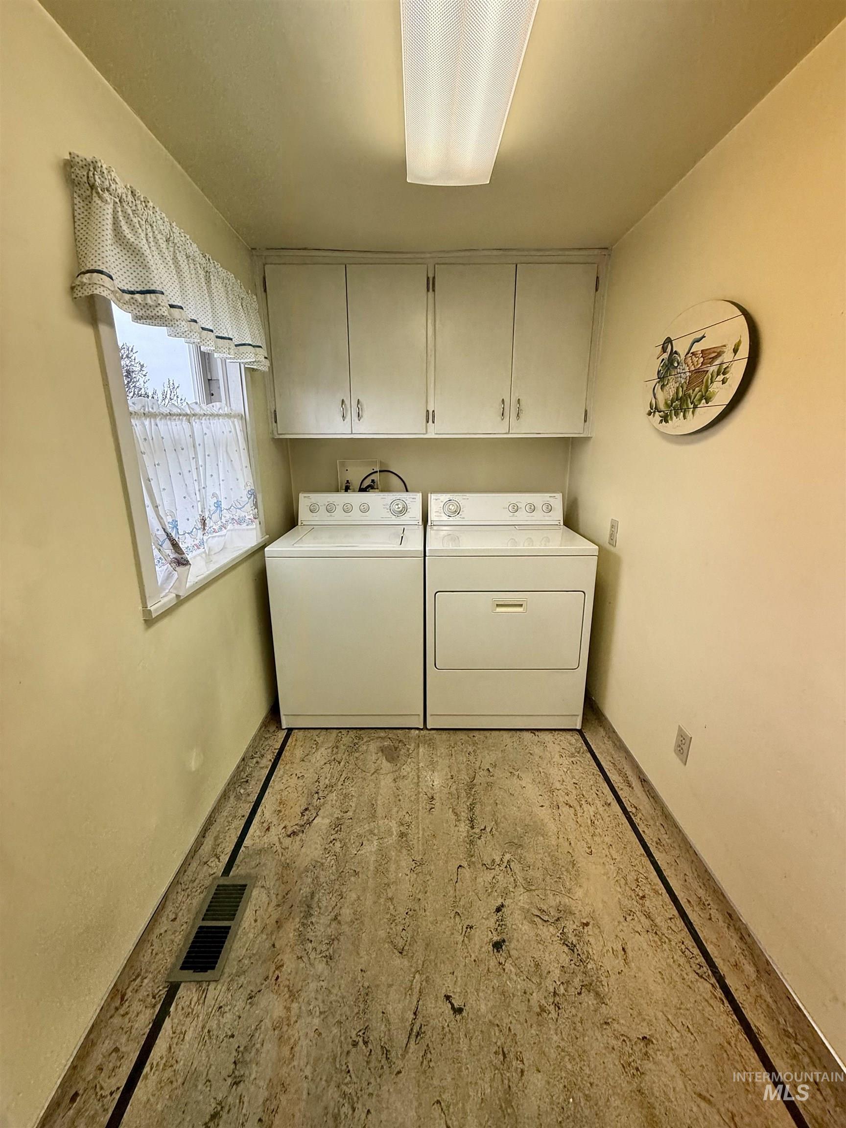 1368 Chestnut Street Clarkston, WA 99403 - Photo 17 of 25 Laundry area with cabinet space and washer and dryer
