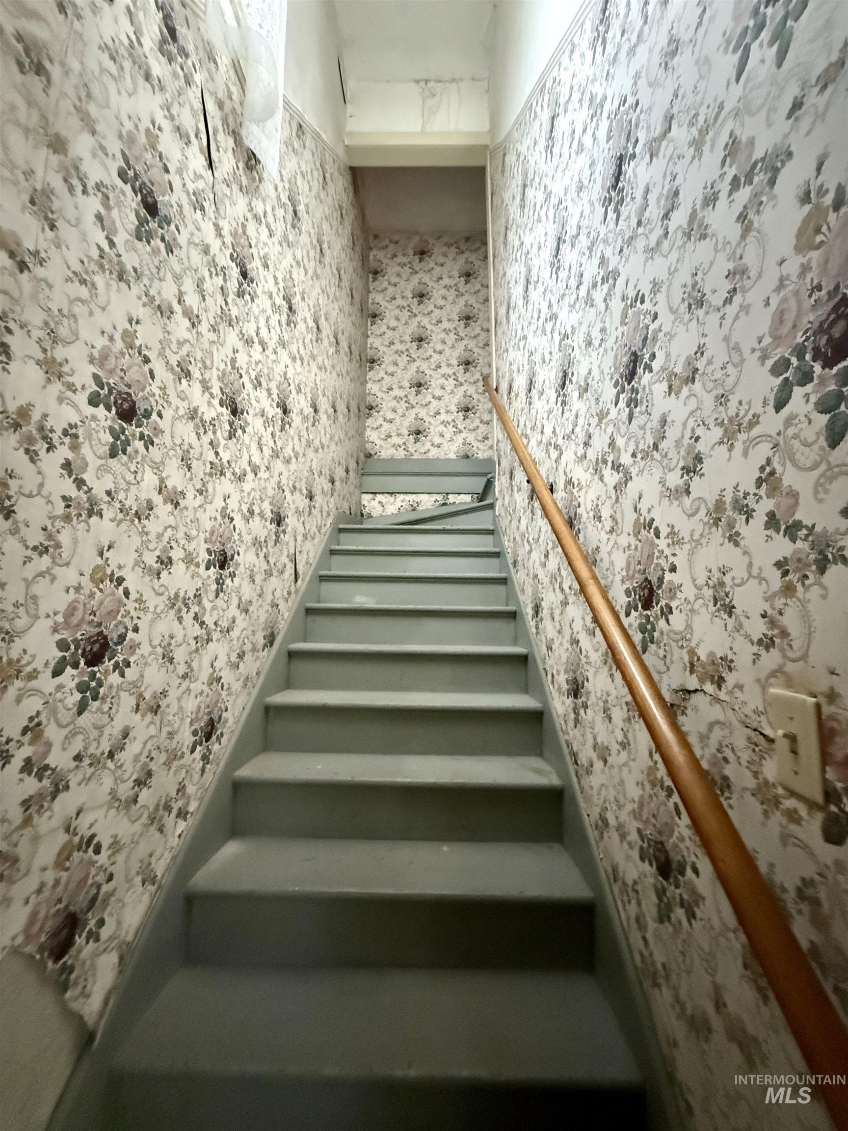 1368 Chestnut Street Clarkston, WA 99403 - Photo 18 of 25 Stairway featuring wallpapered walls