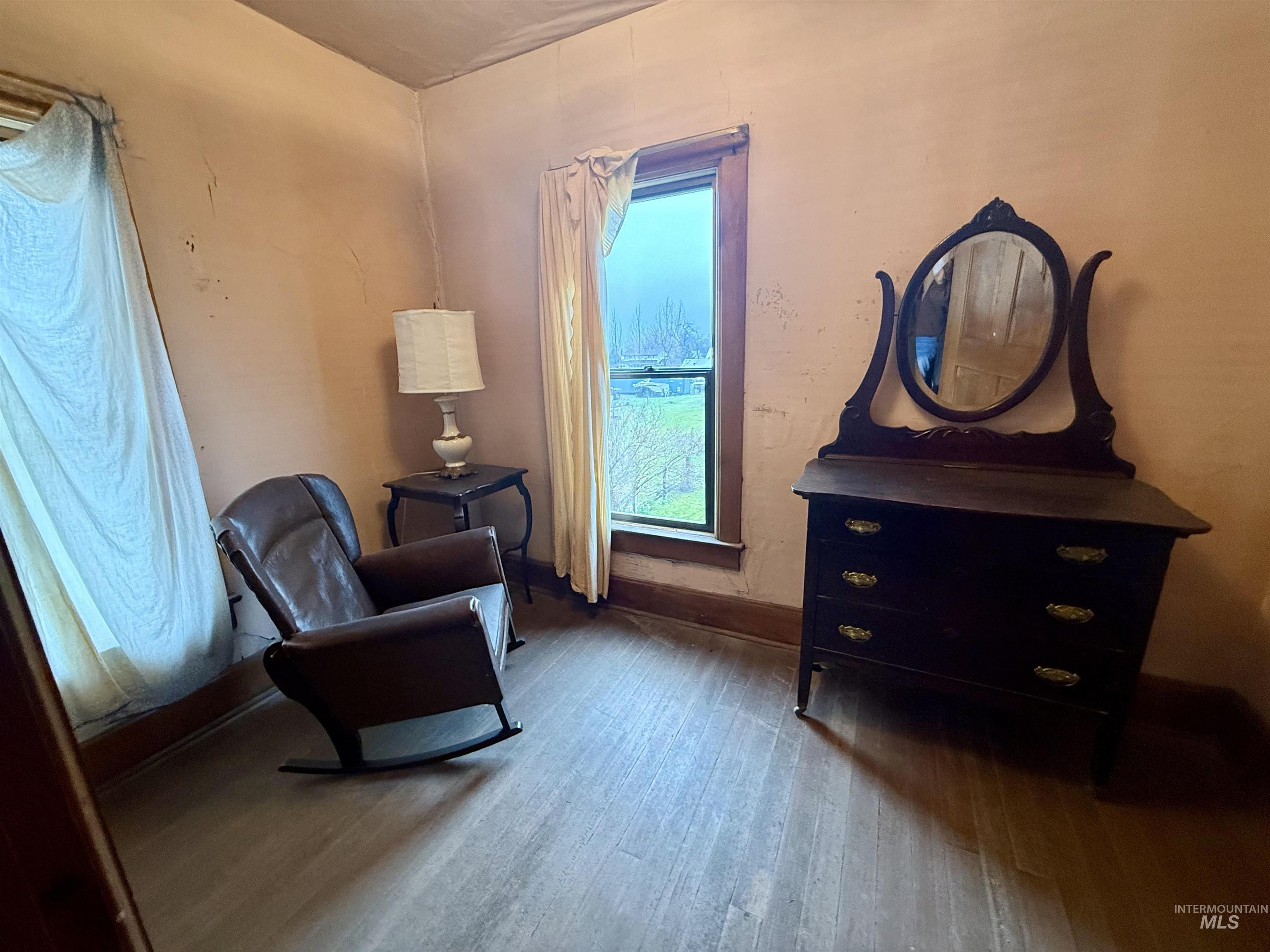 1368 Chestnut Street Clarkston, WA 99403 - Photo 19 of 25 Living area featuring baseboards and hardwood / wood-style floors
