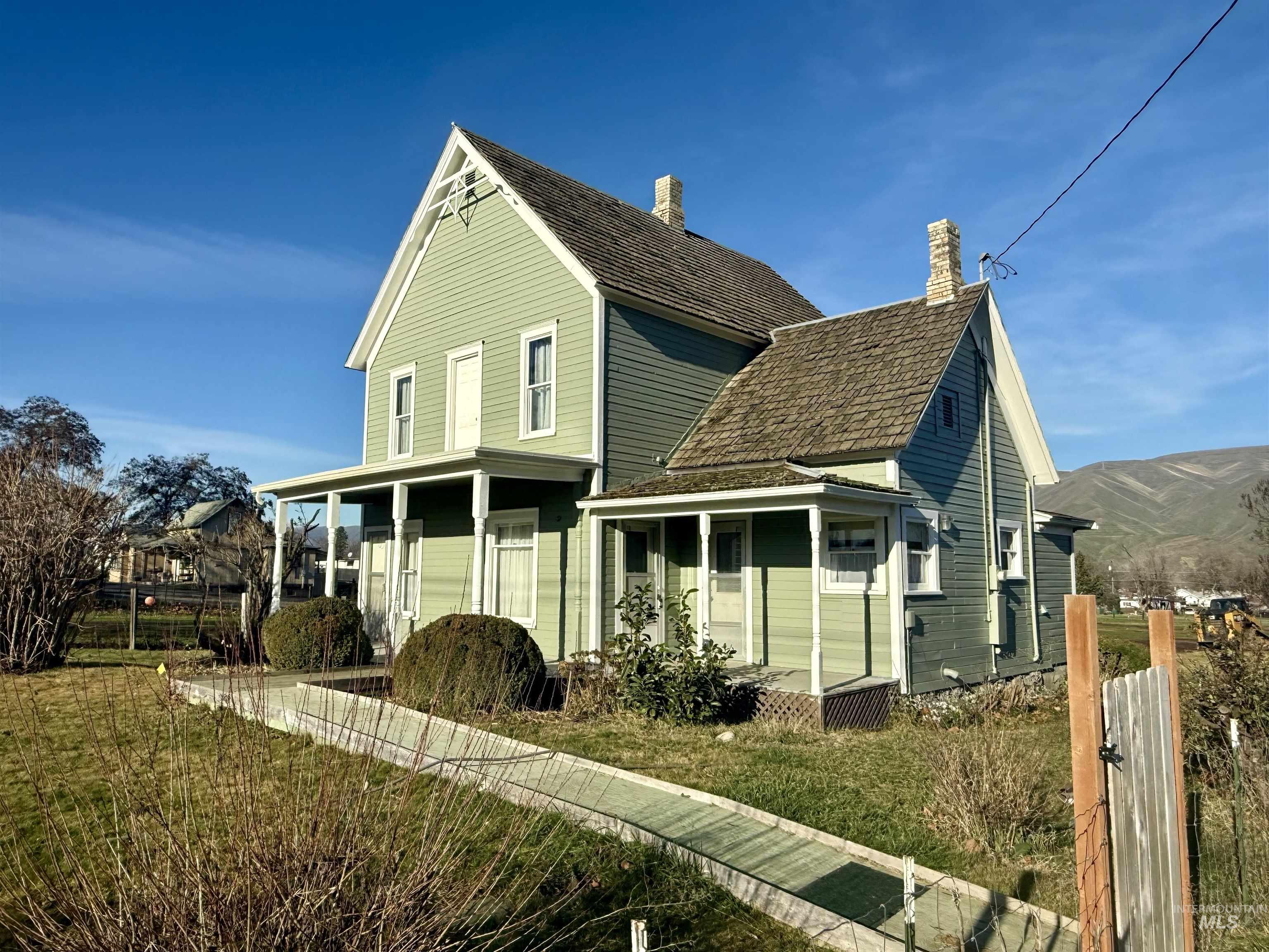 1368 Chestnut Street Clarkston, WA 99403 - Photo 2 of 25 View of front of property with a chimney and a porch