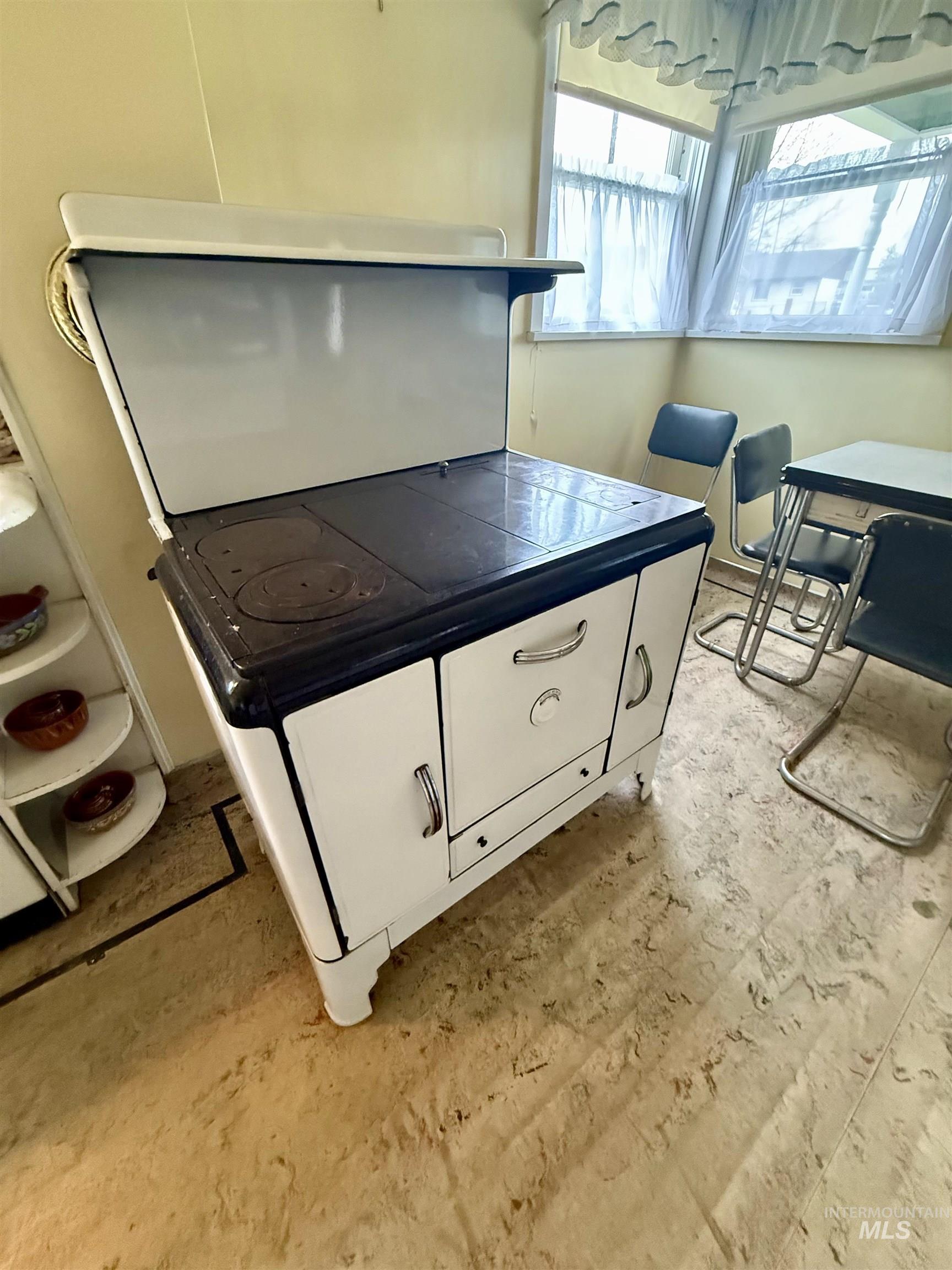 1368 Chestnut Street Clarkston, WA 99403 - Photo 7 of 25 Detailed view of white cabinets