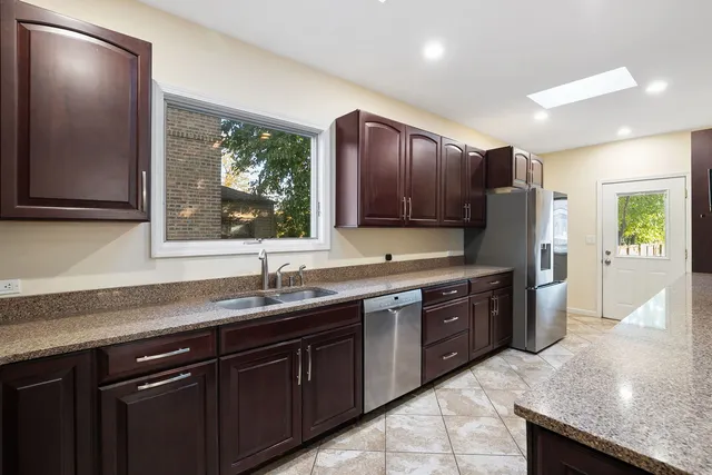 $425,000 | 9535 South Fairfield Avenue, Evergreen Park, IL 60805