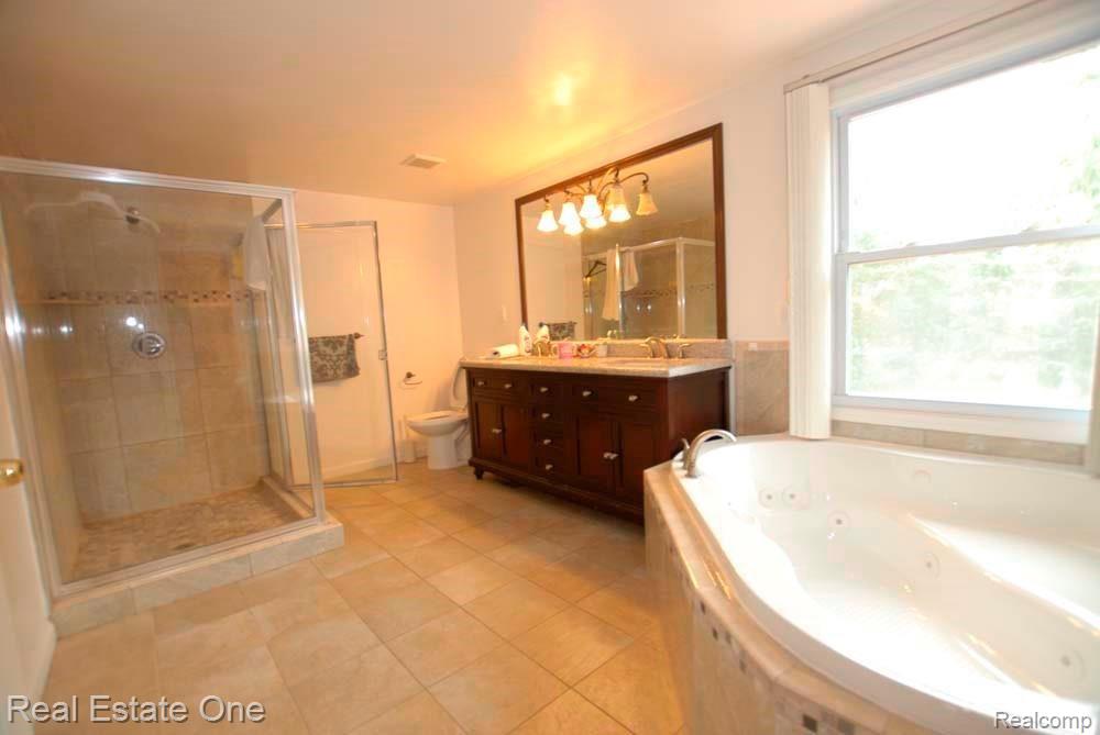 33926 Old Timber Road Farmington, MI 48331 - Photo 12 of 24 Updated master bathroom.