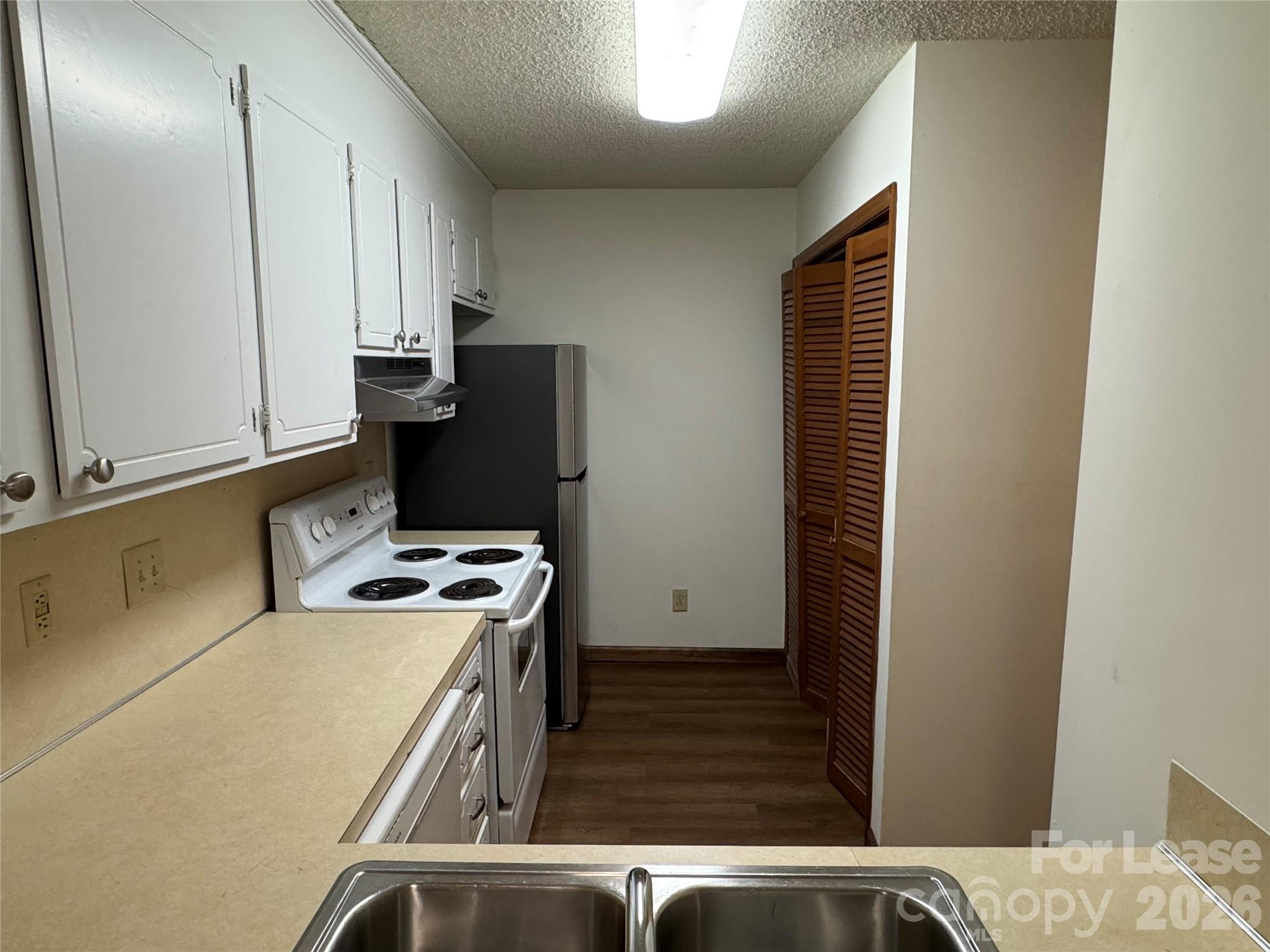 2033 Oakdale Road, Unit F Charlotte, NC 28216 - Photo 4 of 10