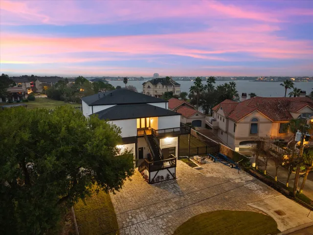 a view of a city street view