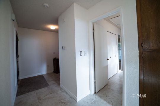 4617 West Ridgecrest Boulevard Ridgecrest, CA 93555 - Photo 13 of 33 a view of a hallway with an empty room and closet