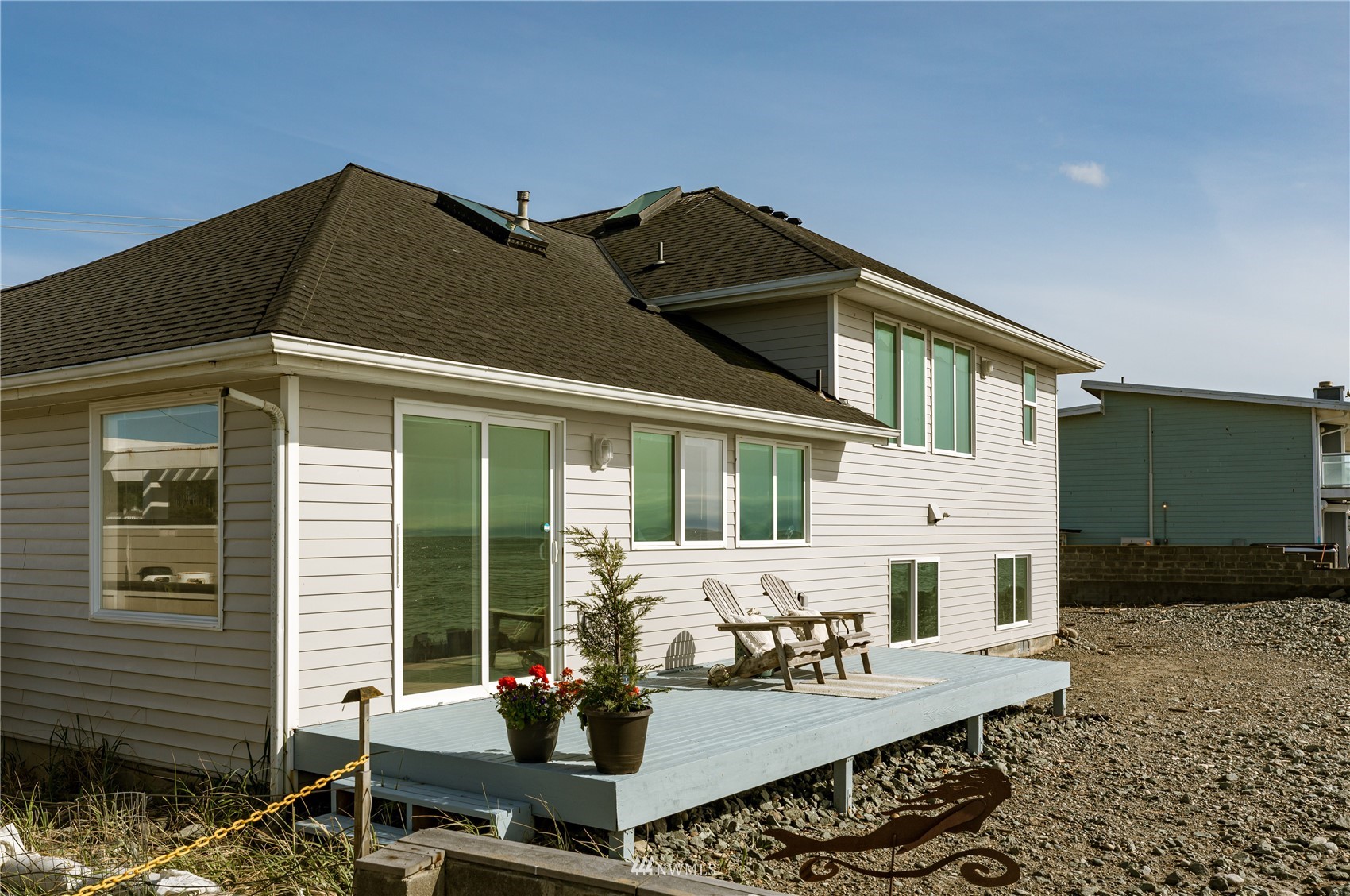 2585 West Beach Road Oak Harbor, WA 98277 - Photo 19 of 38 a front view of a house with sitting area