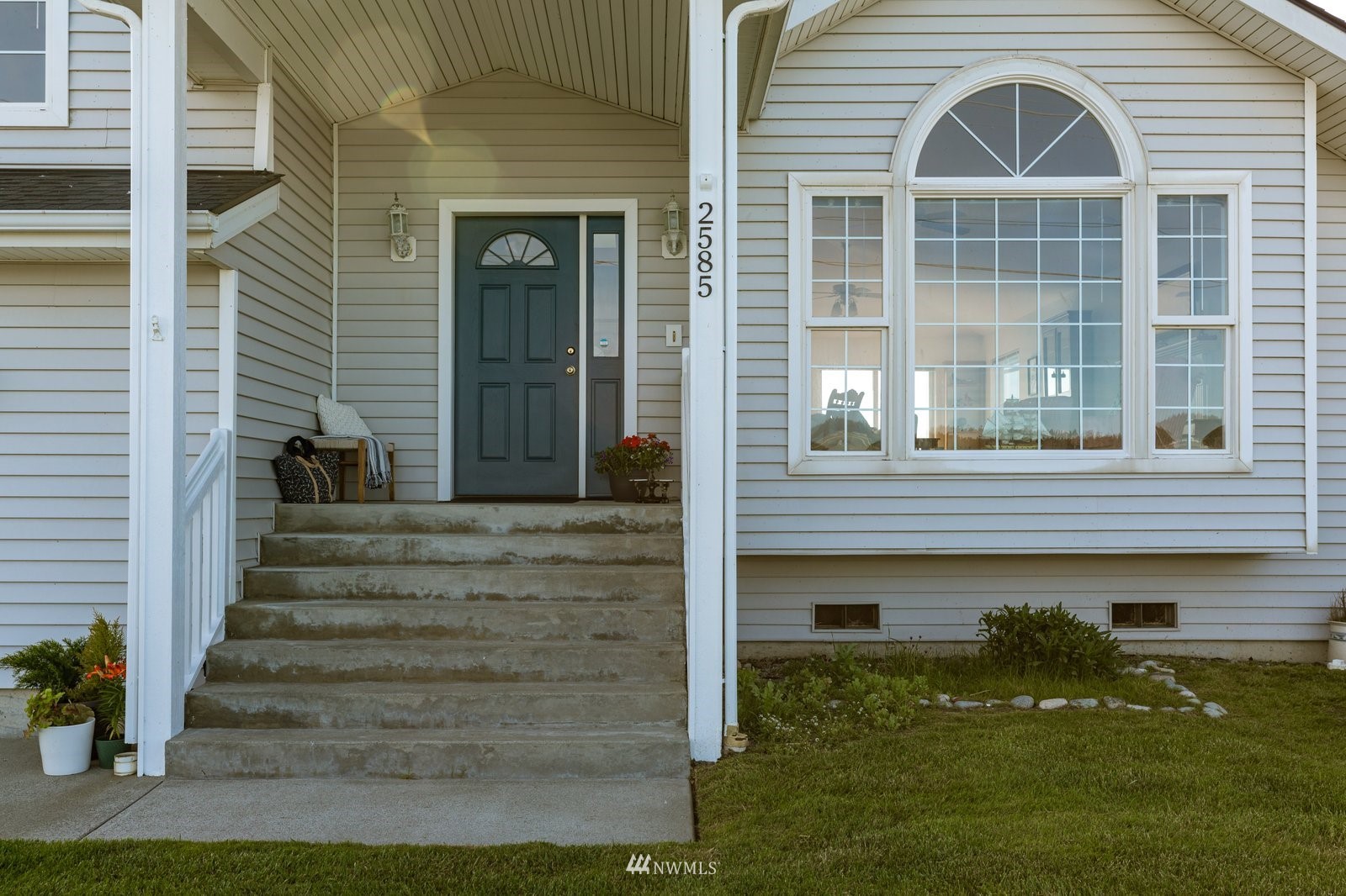 2585 West Beach Road Oak Harbor, WA 98277 - Photo 3 of 38 a front view of a house with a yard