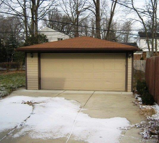 2199 Derby Road Troy, MI 48084 - Photo 3 of 15 Garage