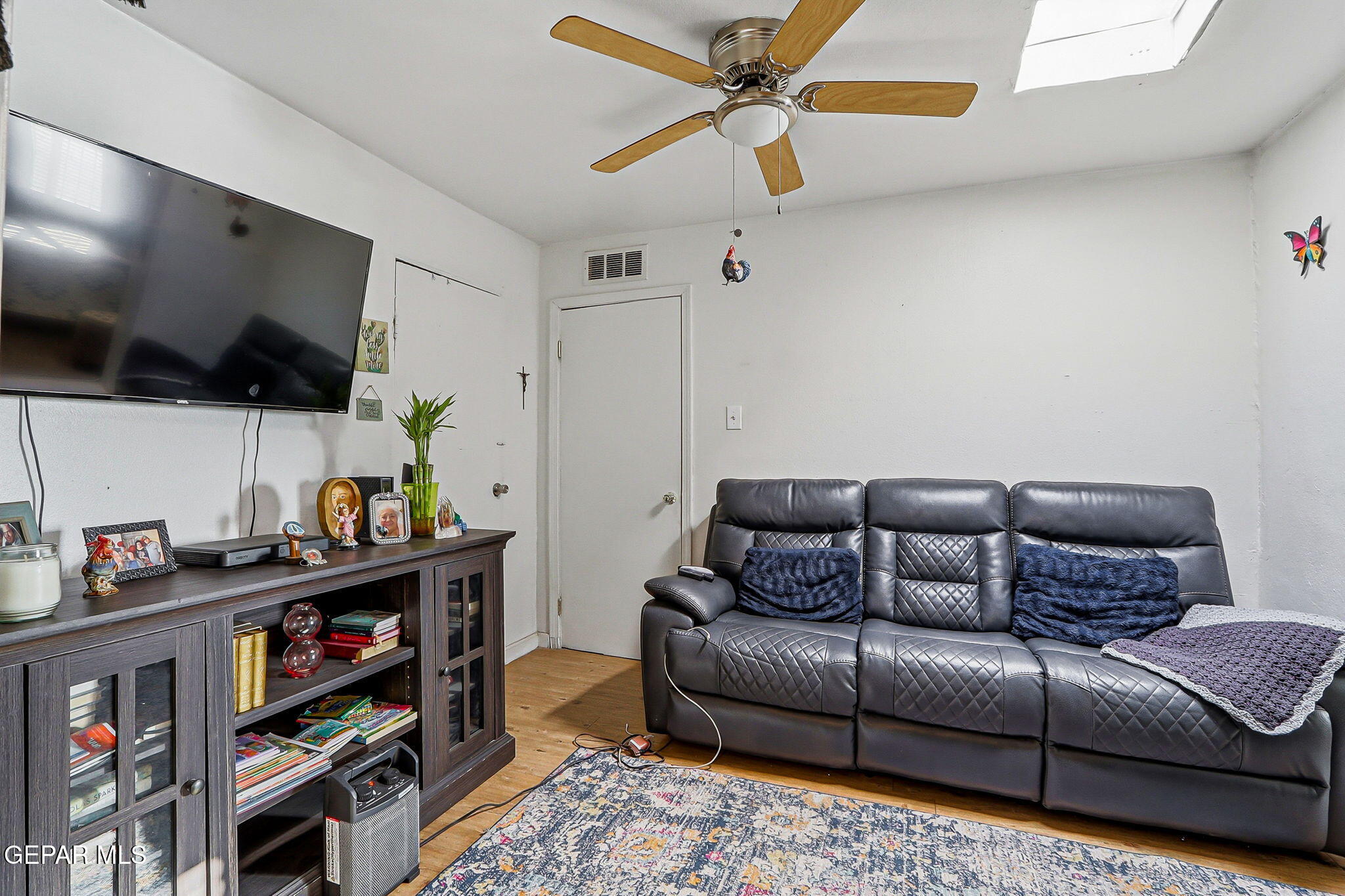 10540 Socorro Road Socorro, TX 79927 - Photo 29 of 45 a living room with furniture and a flat screen tv