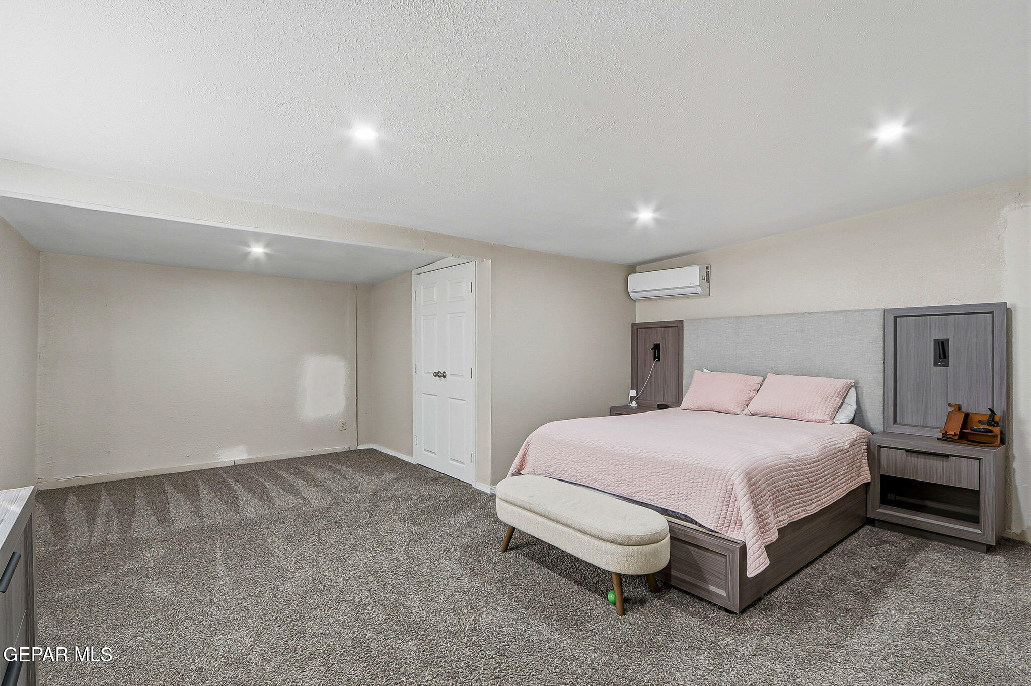 10540 Socorro Road Socorro, TX 79927 - Photo 9 of 45 a spacious bedroom with a bed and a lamp