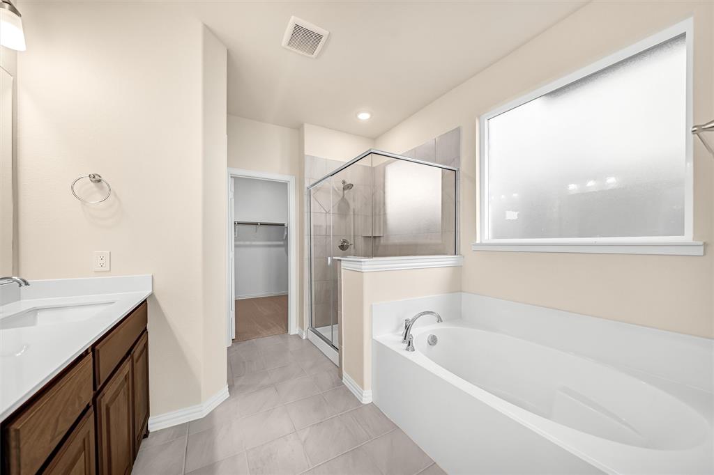 3516 Columbus Street Gainesville, TX 76240 - Photo 19 of 40 a bathroom with a bathtub and a sink