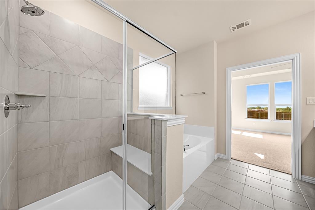 3516 Columbus Street Gainesville, TX 76240 - Photo 20 of 40 a bathroom with a bathtub and mirror