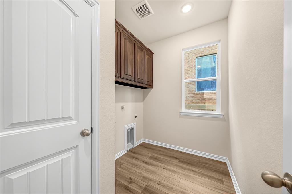 3516 Columbus Street Gainesville, TX 76240 - Photo 23 of 40 a view of hallway with window