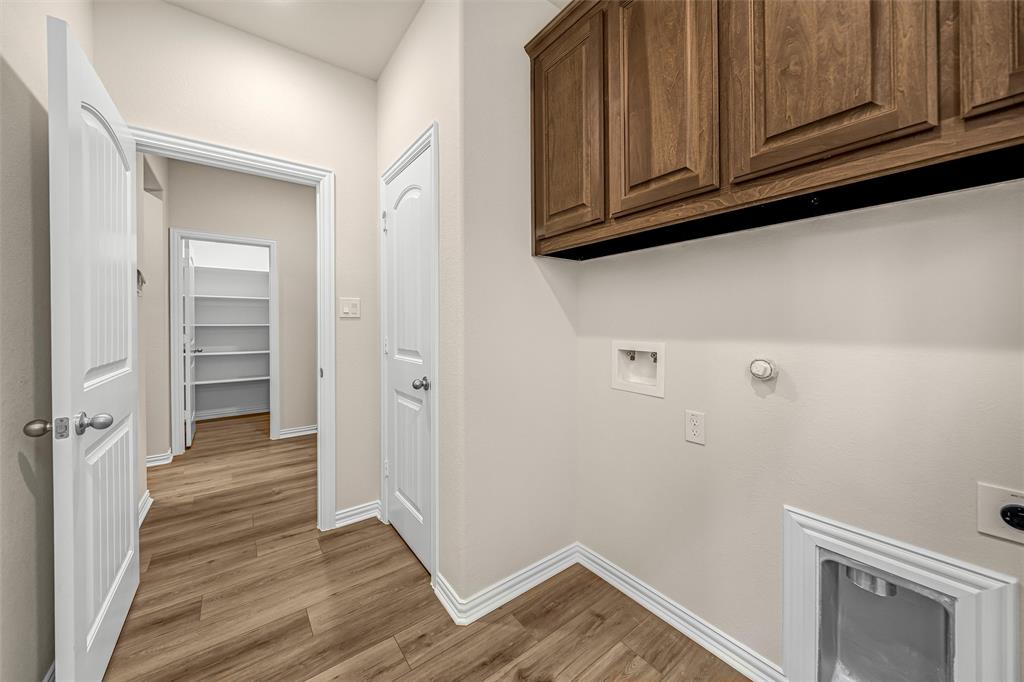 3516 Columbus Street Gainesville, TX 76240 - Photo 24 of 40 a view of a livingroom with wooden floor