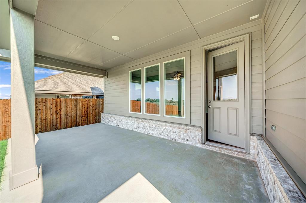 3516 Columbus Street Gainesville, TX 76240 - Photo 33 of 40 a view of an empty room with a window