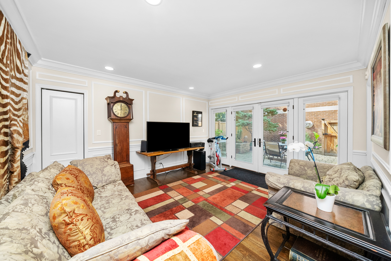 55 West Goethe Street, Unit 1222 Chicago, IL 60610 - Photo 28 of 43 a living room with furniture and a flat screen tv