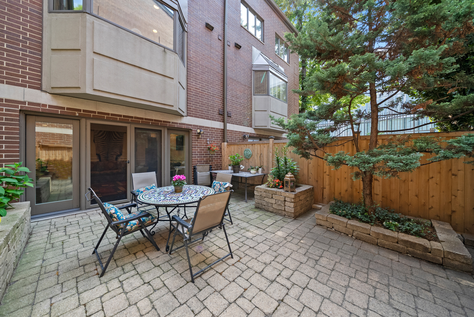 55 West Goethe Street, Unit 1222 Chicago, IL 60610 - Photo 34 of 43 a view of a patio with table and chairs and potted plants