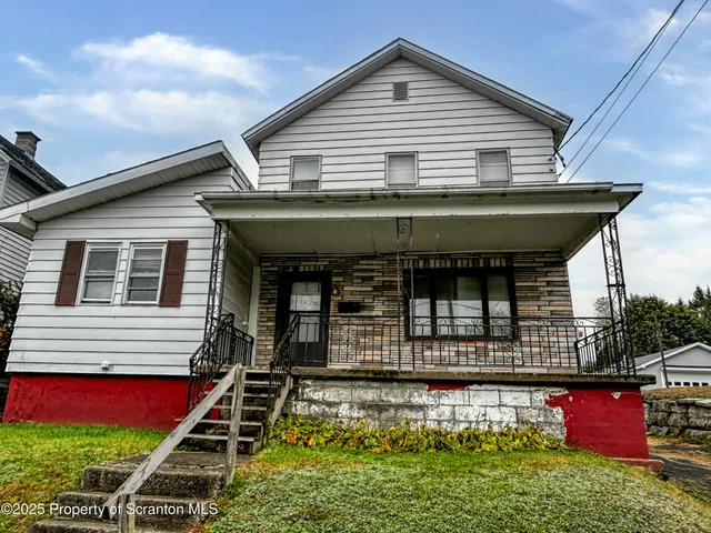 a front view of house with yard