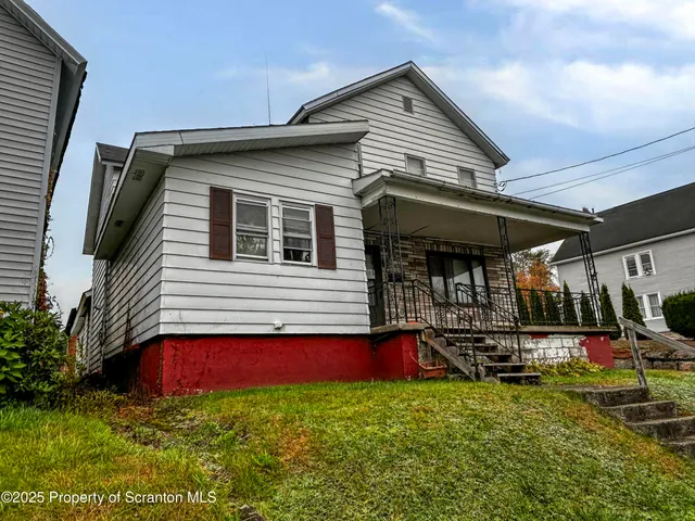 a view of a house with backyard