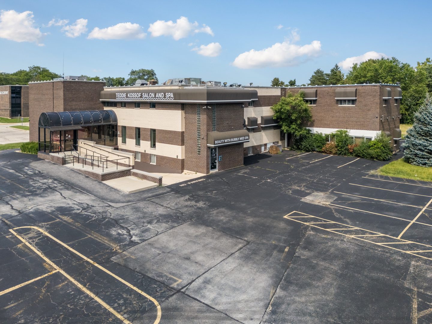 281 Waukegan Road Northfield, IL 60093 - Photo 4 of 31 Gallery Image 4
