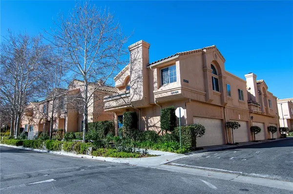 $515,000 | 25126 Steinbeck Avenue, Unit H, Stevenson Ranch, CA 91381
