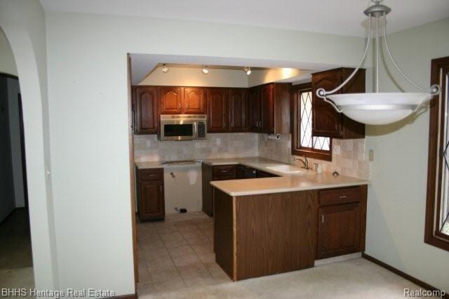 10859 Reynard Road Brighton, MI 48114 - Photo 7 of 16 Kitchen