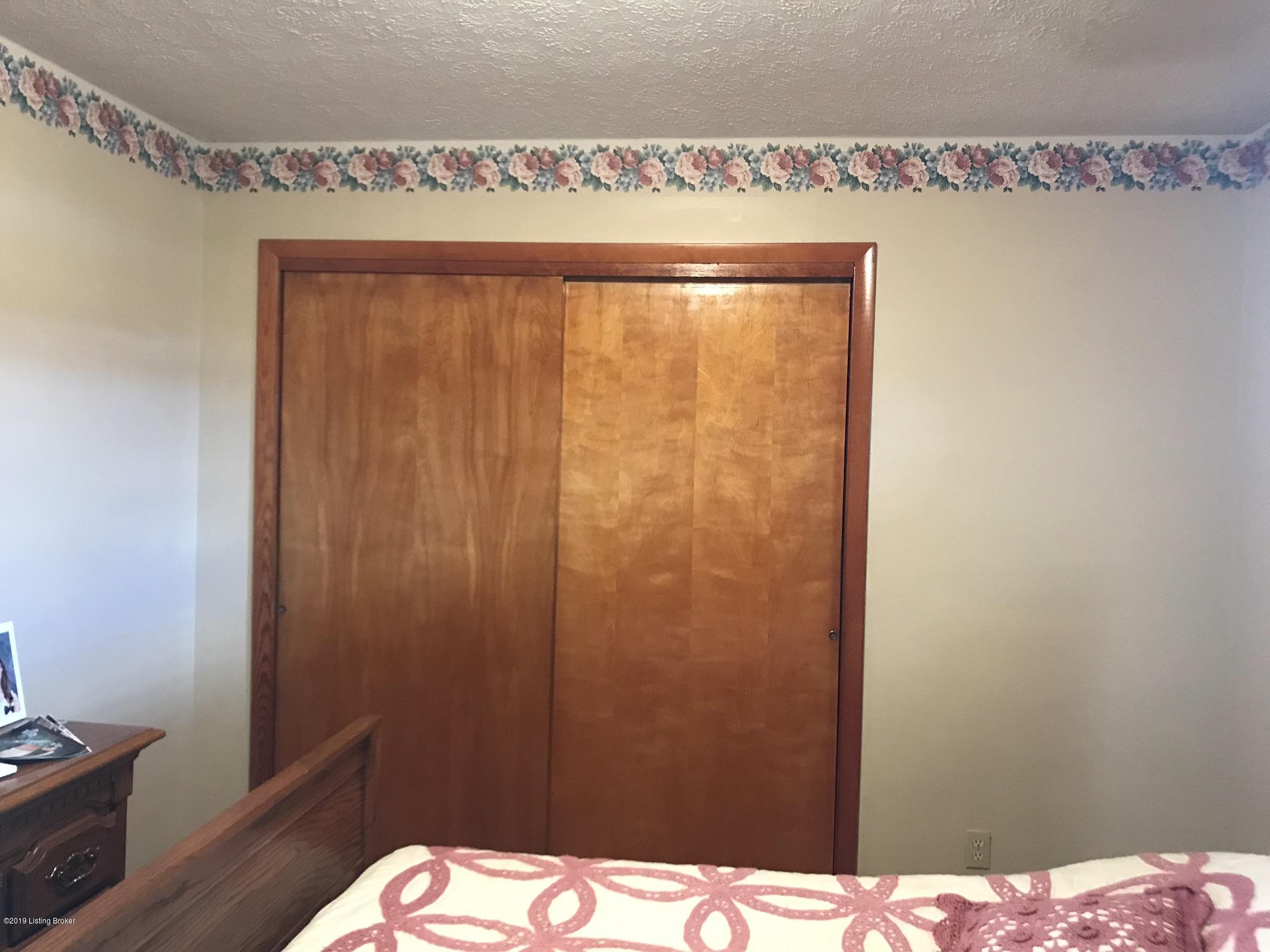 2052 Stringer Lane Mount Washington, KY 40047 - Photo 21 of 41 Middle bedroom