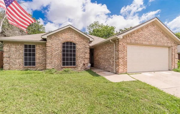 $289,000 | 911 West Lynn Creek Drive, Arlington, TX 76001