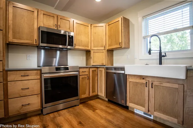 $1,185,000 | 17090 Kenowa Avenue, Kent City, MI 49330