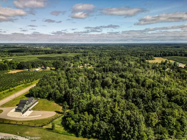 $1,185,000 | 17090 Kenowa Avenue, Kent City, MI 49330