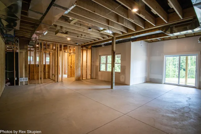 $1,185,000 | 17090 Kenowa Avenue, Kent City, MI 49330