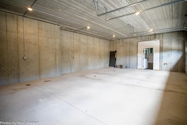 $1,185,000 | 17090 Kenowa Avenue, Kent City, MI 49330