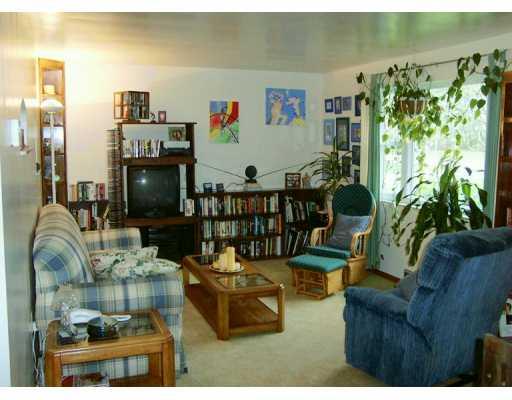 925 Evans City Road Renfrew, PA 16053 - Photo 2 of 8 Living Room.