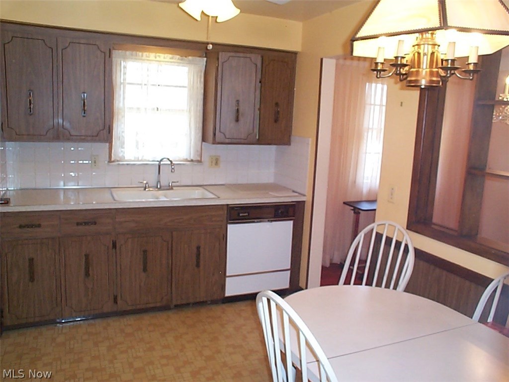 1241 Mayfield Ridge Road Cleveland, OH 44124 - Photo 8 of 28
