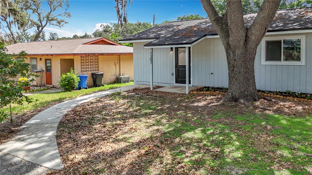 1305 Eagleview Drive Brandon, FL 33510 - Photo 4 of 27 a front view of a house with a yard