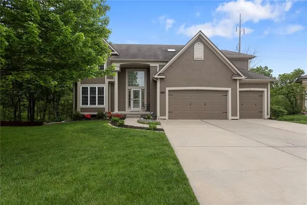 $550,000 | 5501 Northeast Oaks Ridge Lane, Lee's Summit, MO 64064