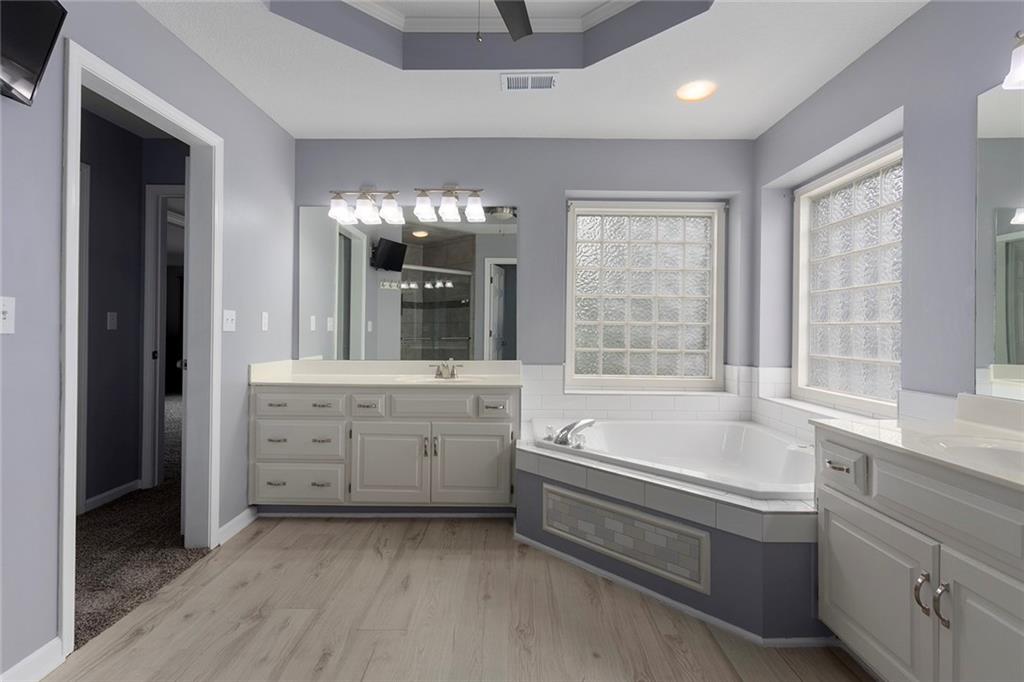 5501 Northeast Oaks Ridge Lane Lee's Summit, MO 64064 - Photo 23 of 44